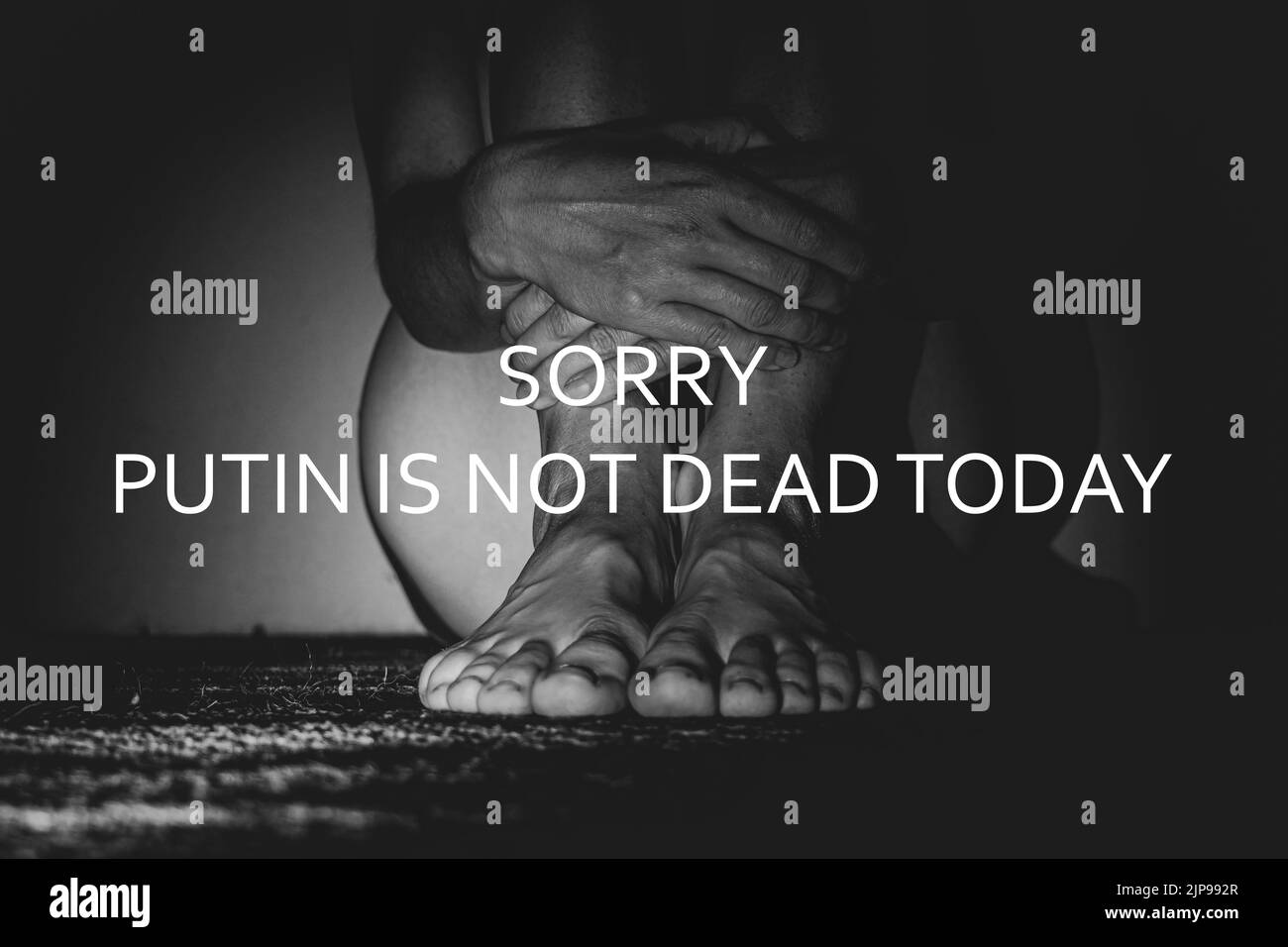 Beine eines Mädchens im Keller eines Hauses in der Ecke, Dunkelheit und Text Leider ist Putin heute nicht tot, Gewalt und Folter gegen die Ukrainer Stockfoto