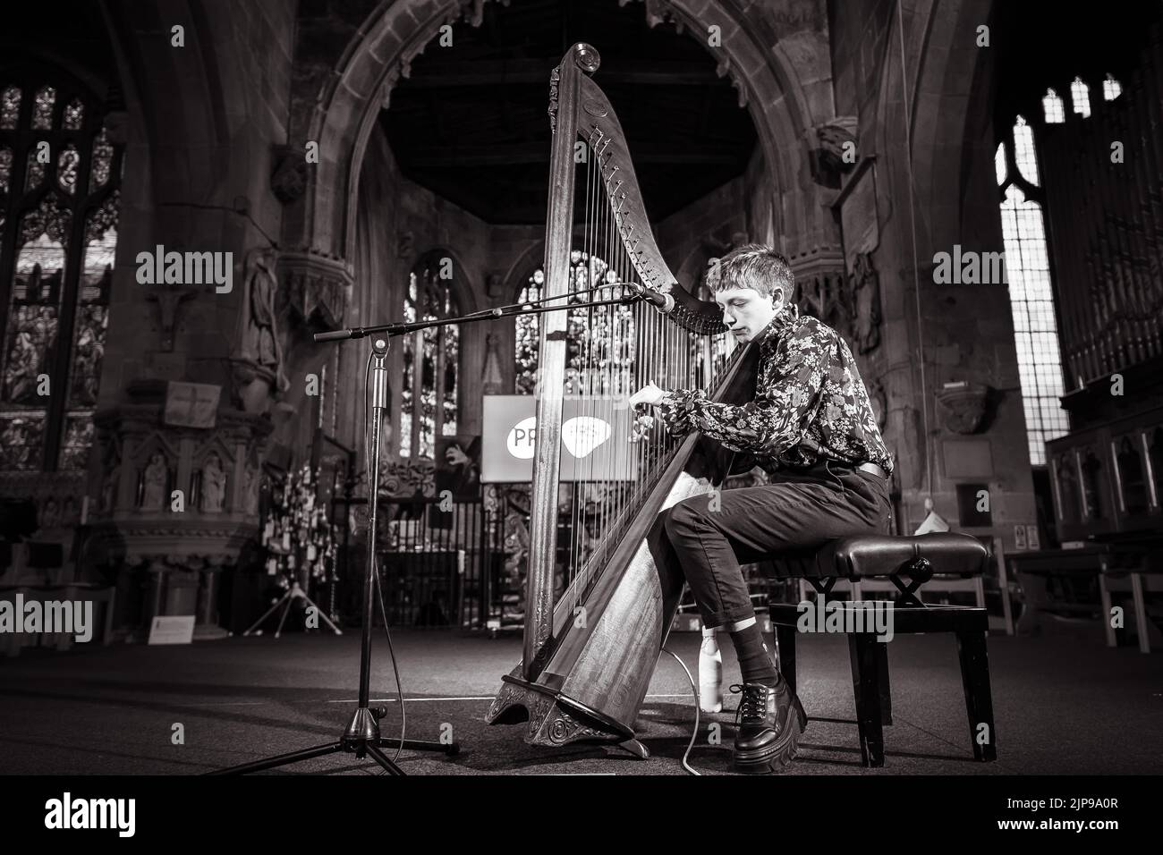 Cerys Hafana tritt am 6.. Mai 2022 in der St. Giles' Church in Wrexham im Rahmen des Focus Wales 2022 Festivals auf. Stockfoto