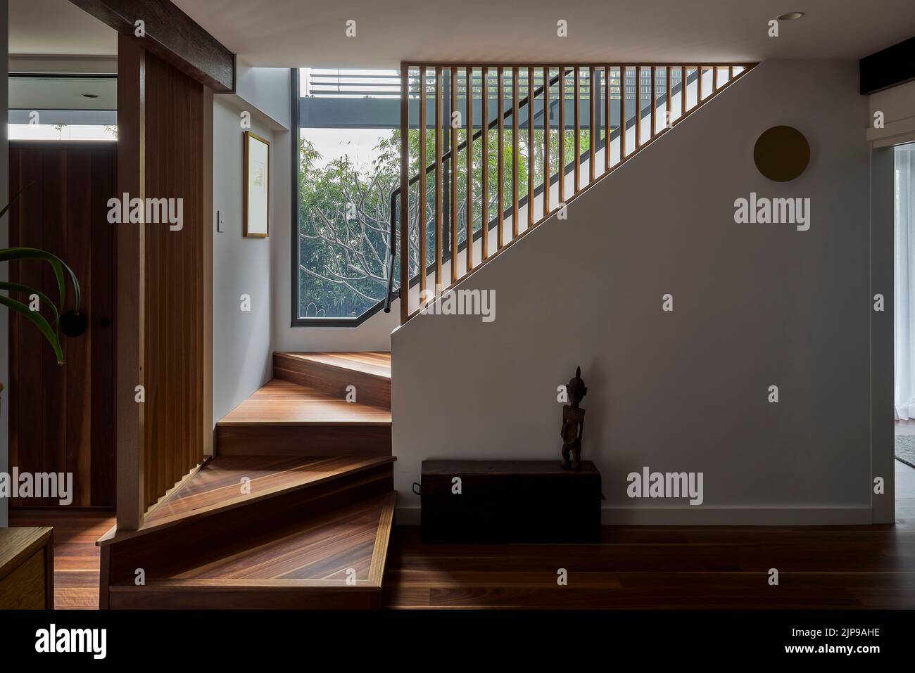 Eingang und Treppe. Birchgrove House, Sydney, Australien. Architekt: TW Architects, 2021. Stockfoto