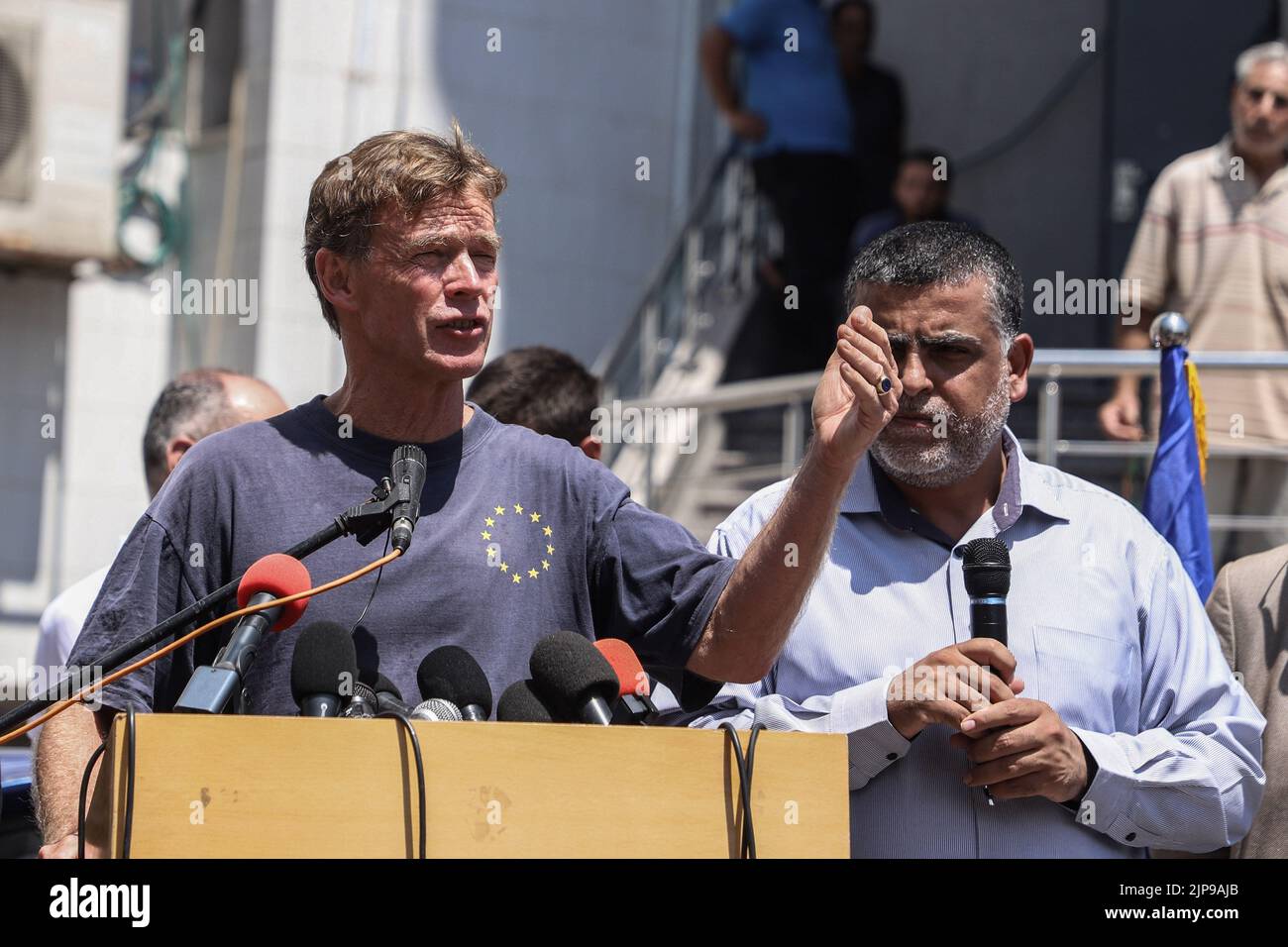 Gazastreifen, Palästinensische Gebiete. 16. August 2022. Sven Kuehn von Burgsdorff, Leiter der Mission der Europäischen Union im Westjordanland und im Gazastreifen, spricht auf einer Pressekonferenz während eines gemeinsamen Besuches mit anderen europäischen Delegierten im Shifa-Krankenhaus nach der jüngsten Eskalation der Gewalt im Gazastreifen. Kredit: Mohammed Talatene/dpa/Alamy Live Nachrichten Stockfoto