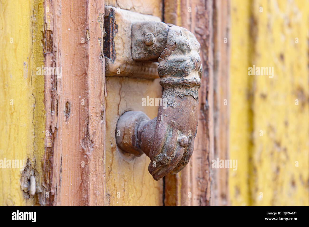 Alte Hand Türklopfer in der Stadt Esna Stockfoto