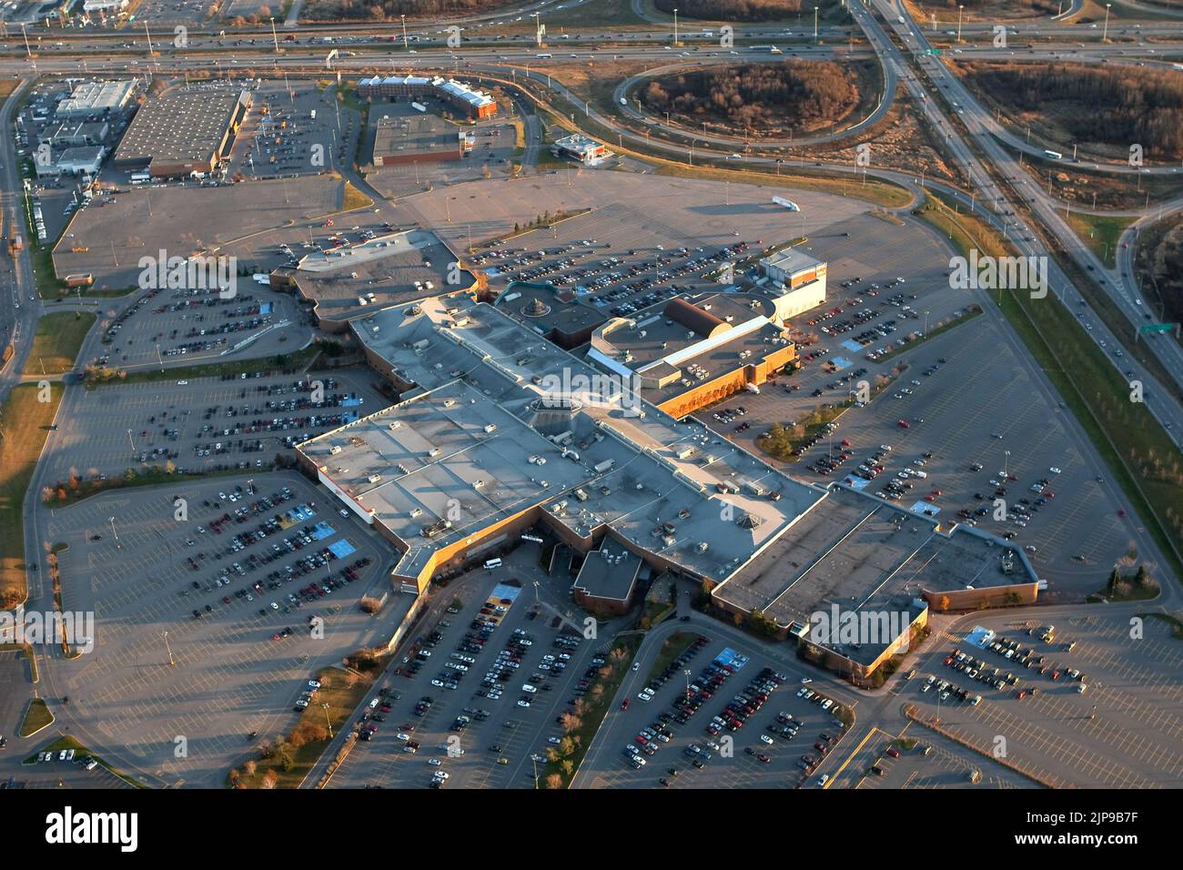 Das Einkaufszentrum Les Galleries de la Capitale in der Stadt Quebec ist auf diesem Luftbild vom 11. November 2009 abgebildet. Meistbesuchtes Einkaufszentrum das größte Einkaufszentrum der Stadt, Les Galleries de la Capitale, verfügt über 280 Geschäfte, 35 Restaurants und das IMAX-Kino mit der größten Leinwand in Kanada. Stockfoto