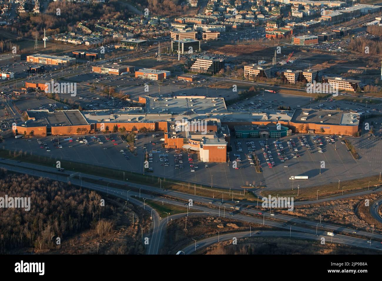 Das Einkaufszentrum Les Galleries de la Capitale in der Stadt Quebec ist auf diesem Luftbild vom 11. November 2009 abgebildet. Meistbesuchtes Einkaufszentrum das größte Einkaufszentrum der Stadt, Les Galleries de la Capitale, verfügt über 280 Geschäfte, 35 Restaurants und das IMAX-Kino mit der größten Leinwand in Kanada. Stockfoto