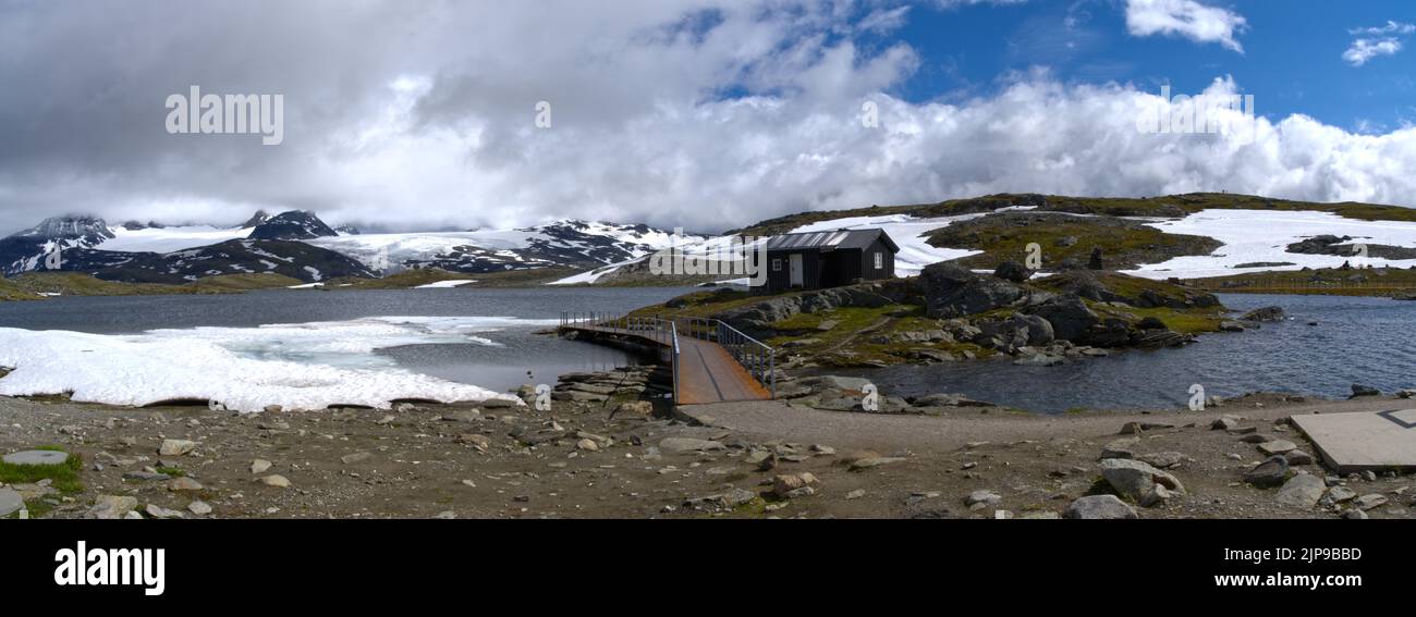 Norwegen Bergstraße mit Hütte und Gletschersee extra breites Panorama Stockfoto
