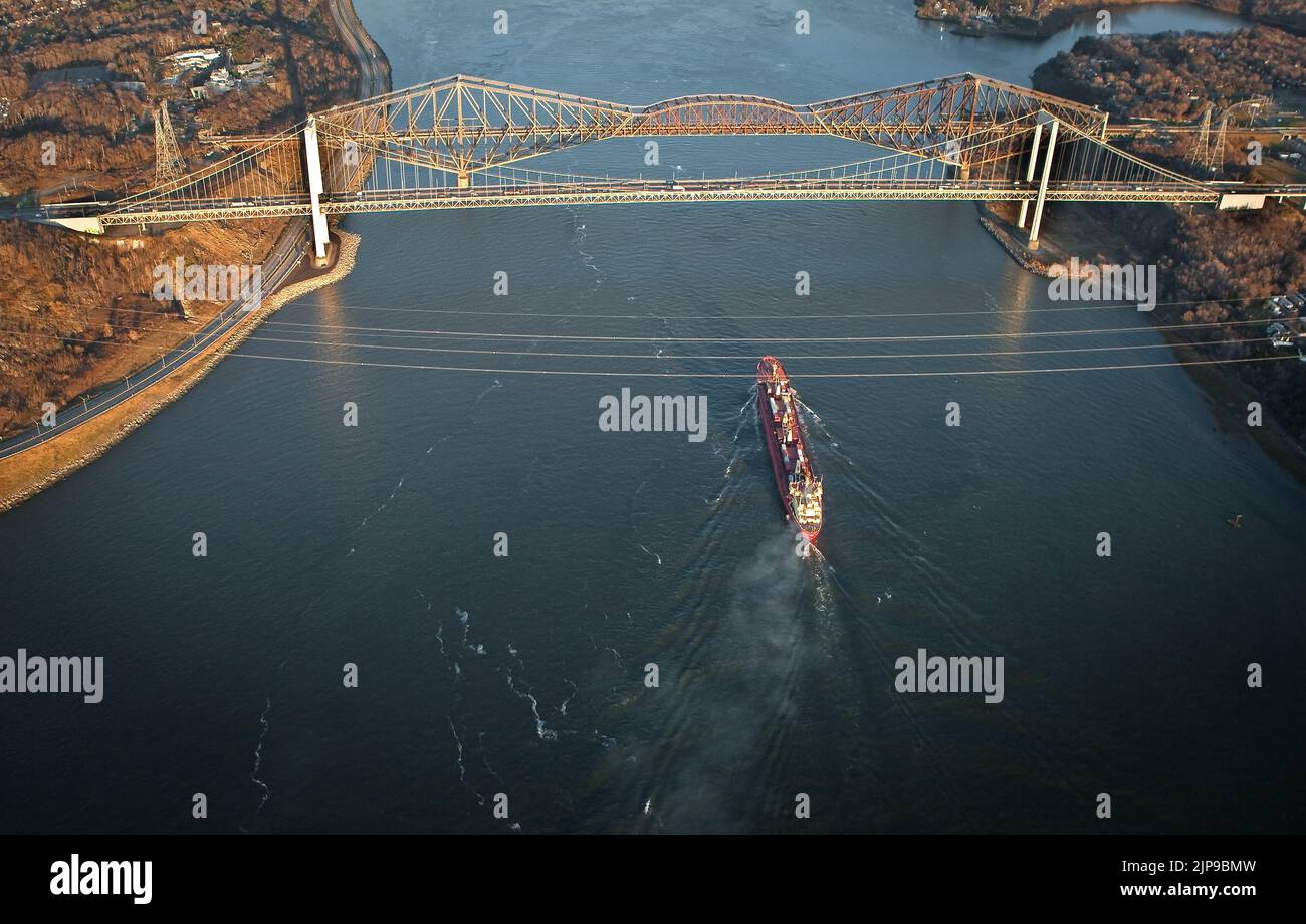 Ein Schiff fährt unter der Brücke Pont Pierre Laporte und der Brücke Pont de Quebec in Québec in diesem Luftbild am 11. November 2009 vorbei. Stockfoto