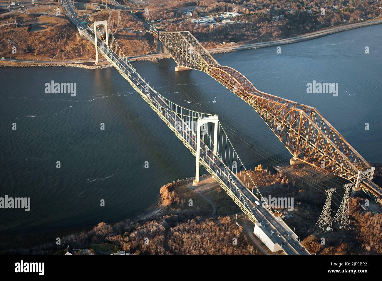 Die Brücke Pont Pierre Laporte und die Brücke Pont de Quebec in der Stadt Quebec in diesem Luftbild 11. November 2009. Stockfoto