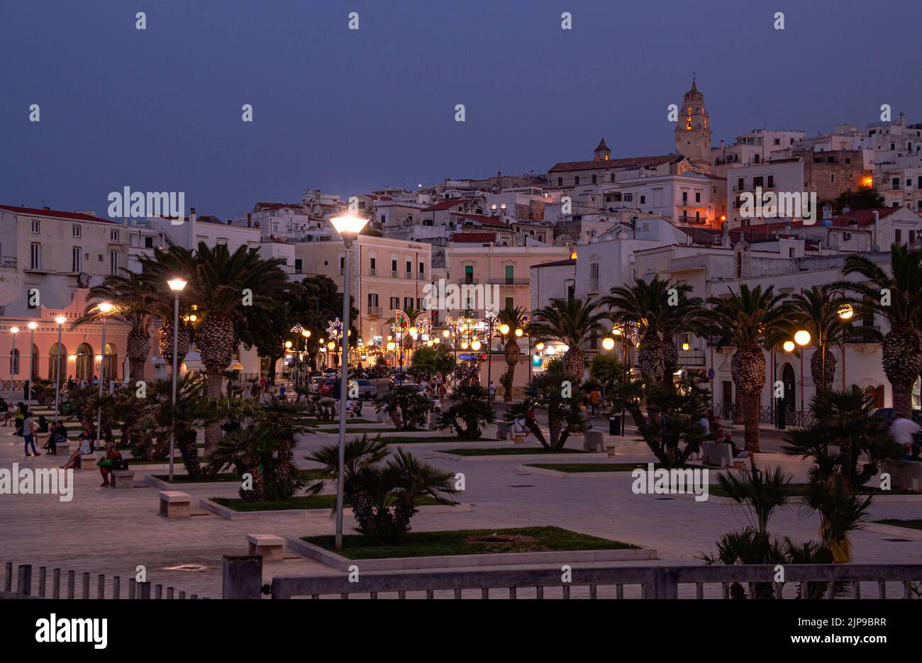 Vieste, Foggia, Italien 29. Juni 2021 Blick über die historische Altstadt auf der blauen Stunde in Vieste, Gargano, Apulien, Italien Stockfoto