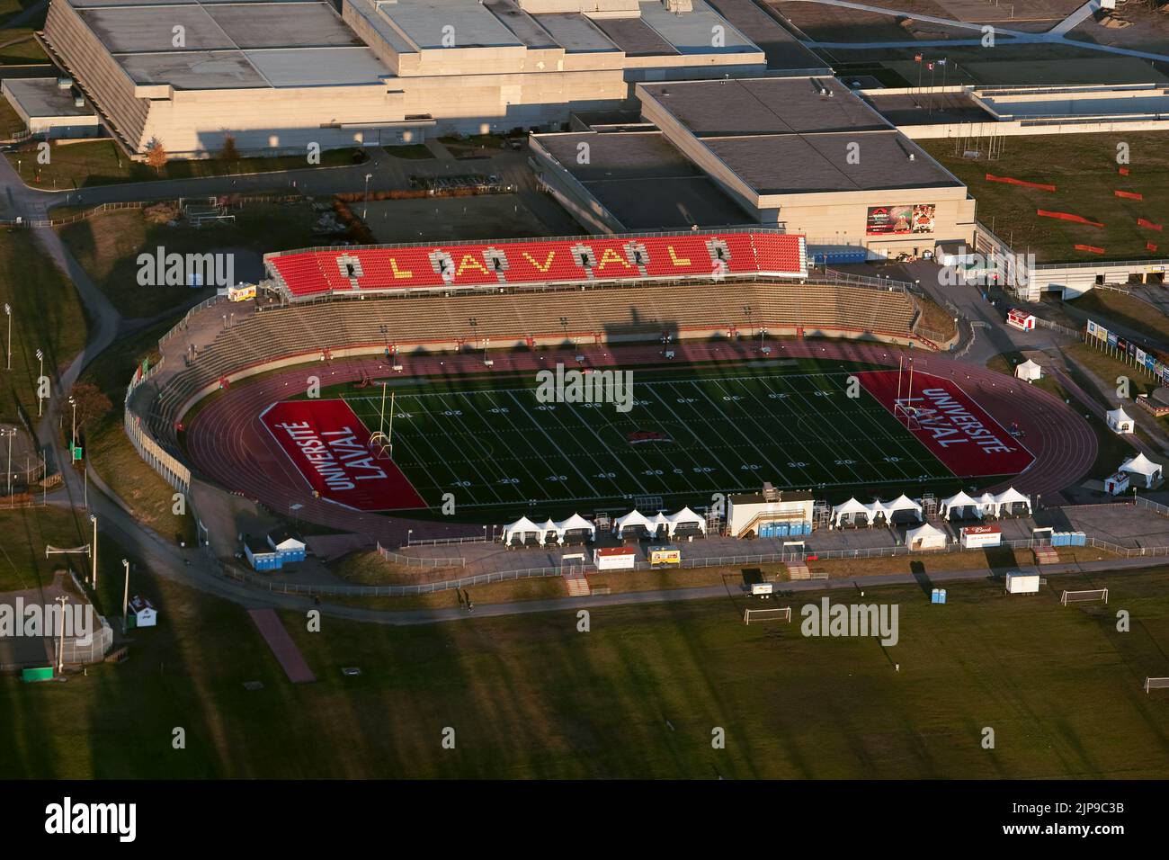 Das Stade du PEPS de L'universite Laval-Stadion in der Stadt Quebec ist auf diesem Luftbild vom 11. November 2009 abgebildet. Das Stade du PEPS ist die Heimat der Rouge et OR Football-Mannschaft und wird den Vanier Cup 2009 und 2010 ausrichten. Stockfoto
