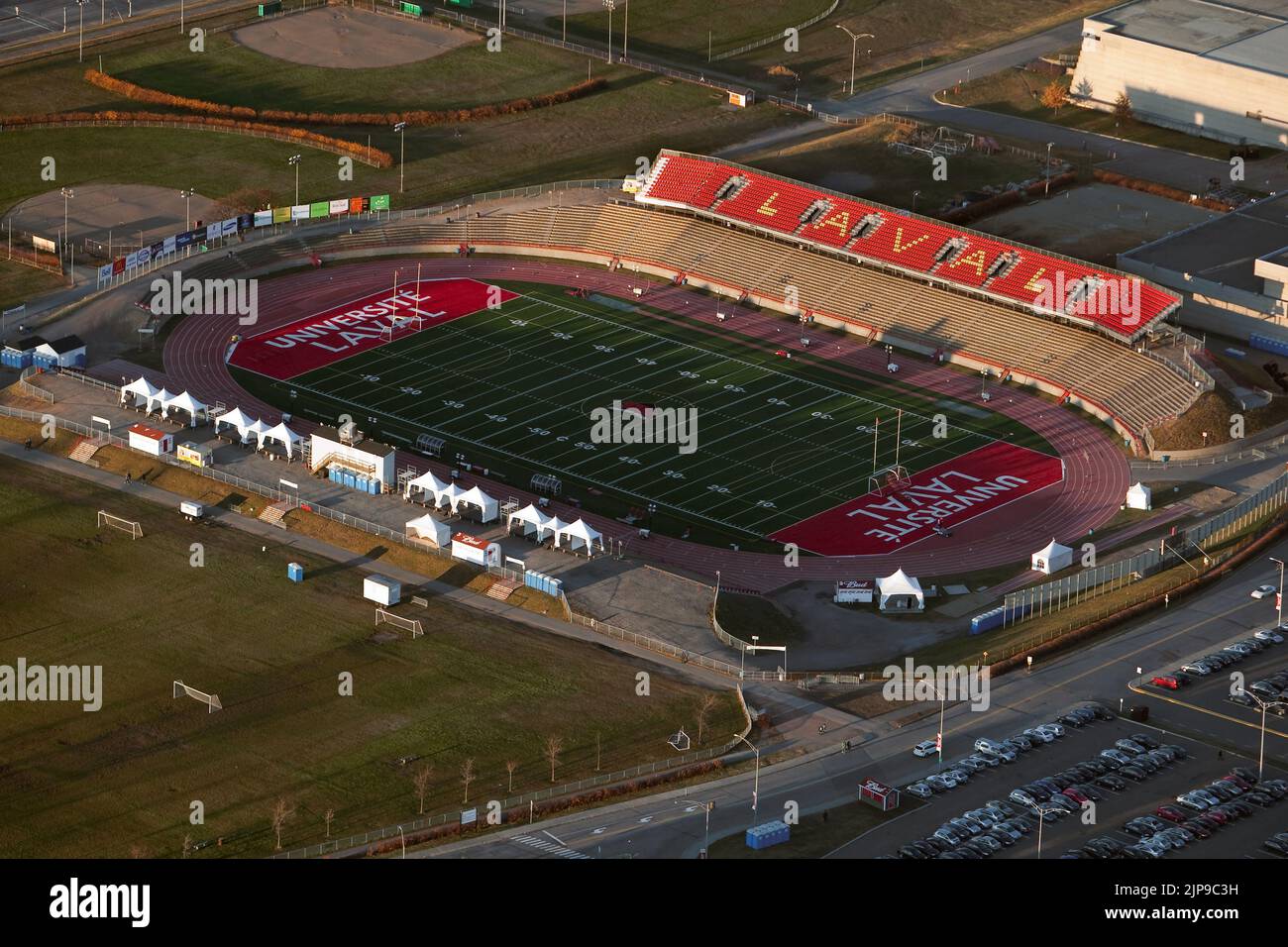 Das Stade du PEPS de L'universite Laval-Stadion in der Stadt Quebec ist auf diesem Luftbild vom 11. November 2009 abgebildet. Das Stade du PEPS ist die Heimat der Rouge et OR Football-Mannschaft und wird den Vanier Cup 2009 und 2010 ausrichten. Stockfoto