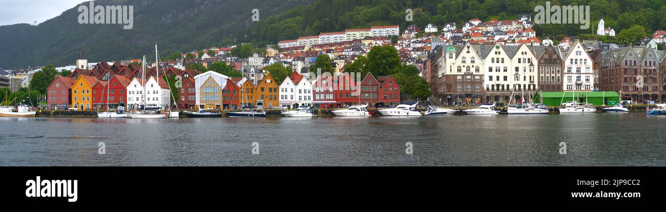 Bergen (Vestland) in Norwegen extrabreites Panorama des alten Teils des Hafens Bryggen in Europa Stockfoto