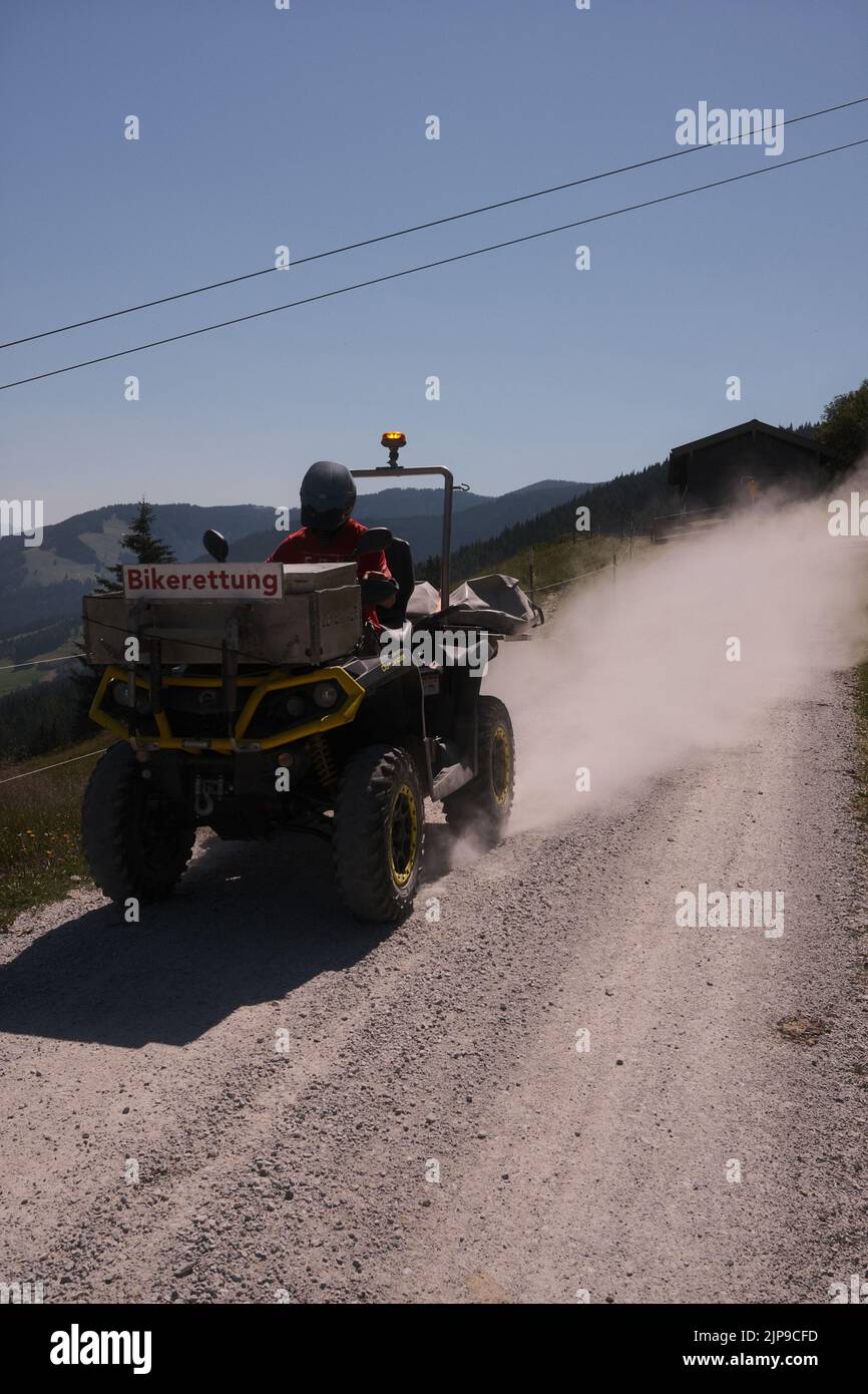 Eine vertikale Aufnahme eines Mannes auf einem Quad-Bergrettungsfahrrad. Leogang, Österreich. Stockfoto