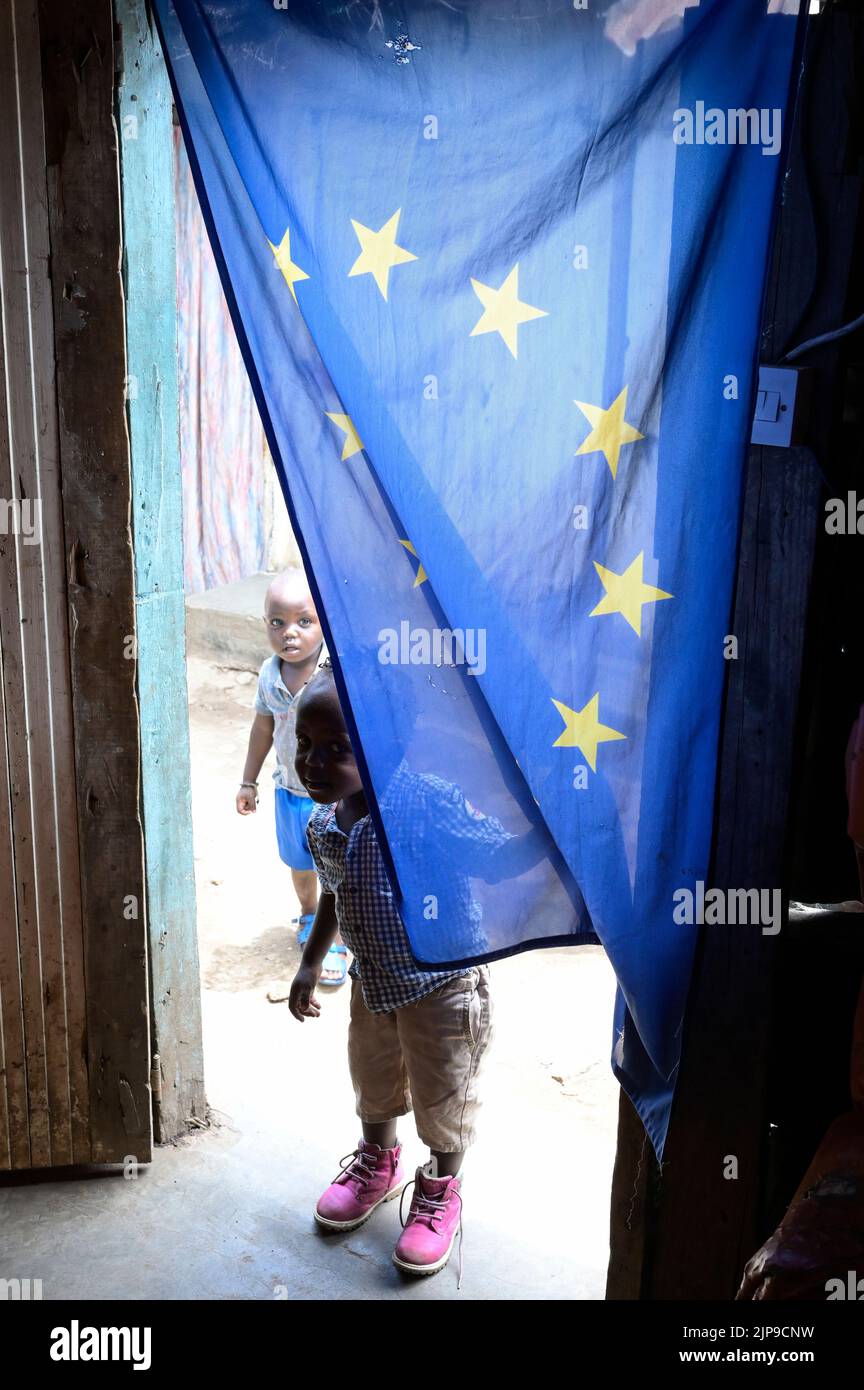 KENIA, Nairobi, Mathare Slum, Bar mit EU-Flagge am Eingang / KENIA, Nairobi, Stadtteil Mathare, Slum, Bar mit EU Flagge am Eingang Stockfoto