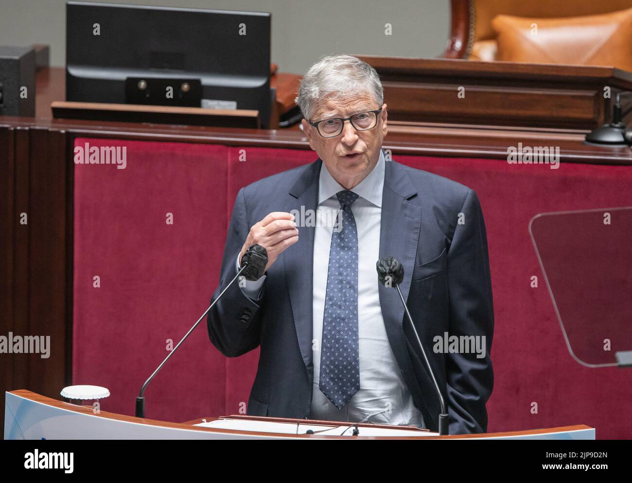 Bill Gates, Co-Vorsitzender der Bill and Melinda Gates Foundation, gibt am Dienstag, den 16. August 2022, eine Rede vor der Nationalversammlung in Seoul, Südkorea. Gates sprach über die Bedeutung der globalen Zusammenarbeit im Gesundheitswesen zur Beendigung von Infektionskrankheiten wie Covid-19. (Fotograf: Lee Yong-ho/Pool/Sipa USA) Stockfoto