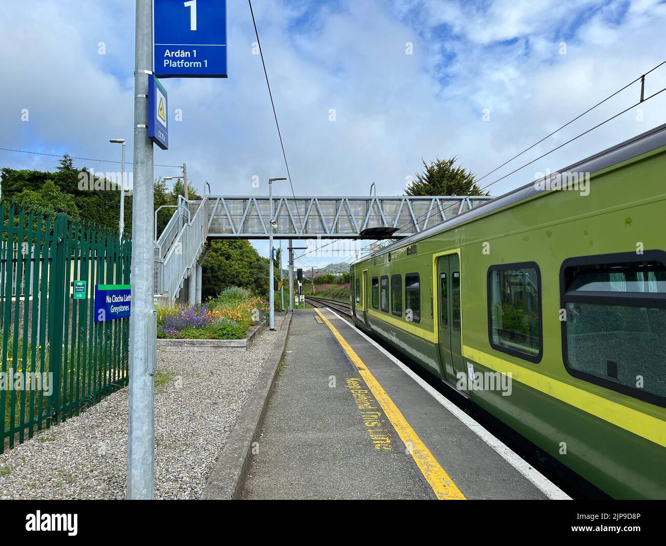 Der DART-Zug fährt zum Bahnhof Greystones in Dublin, Irland Stockfoto