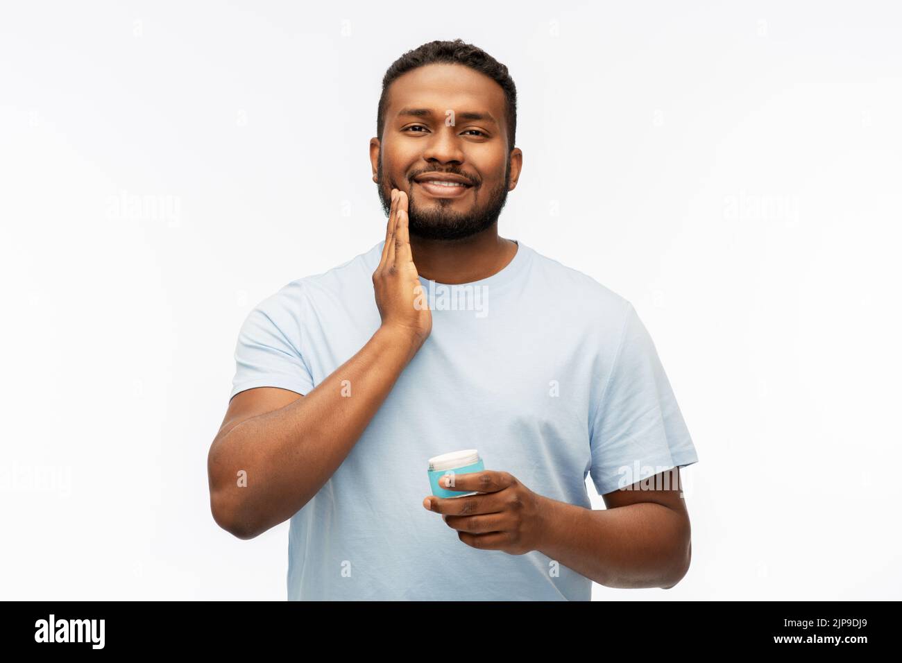 Glücklicher afrikanischer Mann, der Wachs auf seinen Bart aufgetragen hat Stockfoto