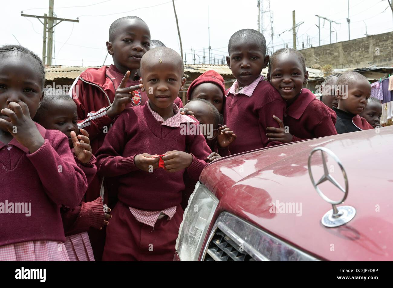 KENIA, Nairobi, Mathare Slum, Kontrastschulkinder und gebrauchte Mercedes Benz Autos aus Europa / KENIA, Nairobi, Stadtteil Mathare, Slum, Kontrast Schulkinder und gebrauchter Mercedes Benz aus Europa Stockfoto
