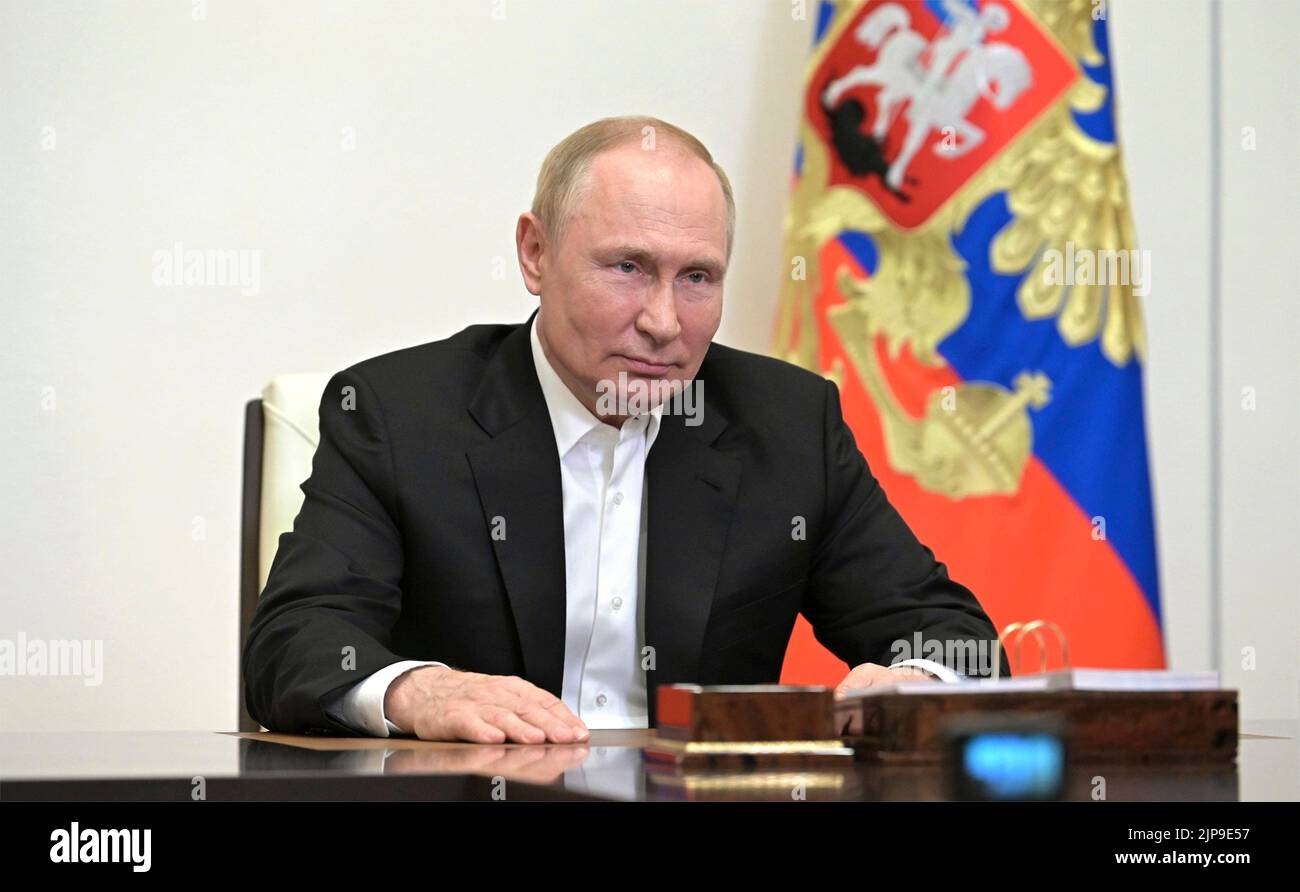 Moskau, Russland. 15. August 2022. Der russische Präsident Wladimir Putin hält per Videolink eine Rede zum Tavrida-KUNSTFESTIVAL 4. am 15. August 2022 in Moskau, Russland. Quelle: Mikhail Klimentyev/Kremlin Pool/Alamy Live News Stockfoto Moskau, Russland. 15. August 2022. Der russische Präsident Wladimir Putin hält per Videolink eine Rede zum Tavrida-KUNSTFESTIVAL 4. am 15. August 2022 in Moskau, Russland. Quelle: Mikhail Klimentyev/Kremlin Pool/Alamy Live News Stockfoto