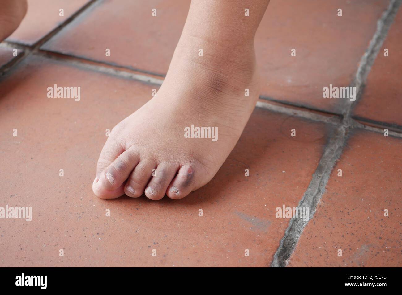 Nahaufnahme von 5 Jahre alten Kindern trockene Füße auf dem Boden Stockfoto