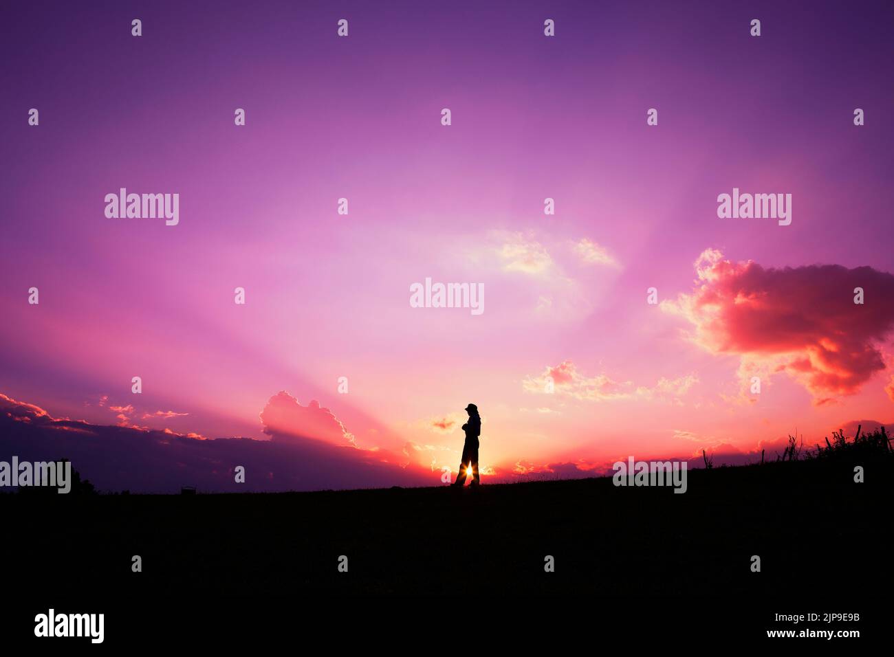 asiatische Frau in Cowboy Mode-Stil entspannen ihren Urlaub mit Kühen Familie gibt Weideplatz und bunte Natur Hintergrund Stockfoto