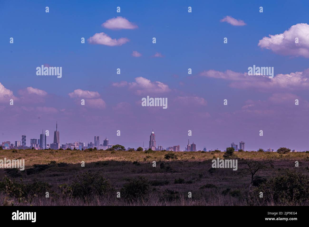 Nairobi City County Kenyas Hauptstadt Ostafrikas, moderne architektonische Hochhäuser, Büros Skyline, Wolkenkratzer, Stadtansichten, magische Panoramablicke Stockfoto