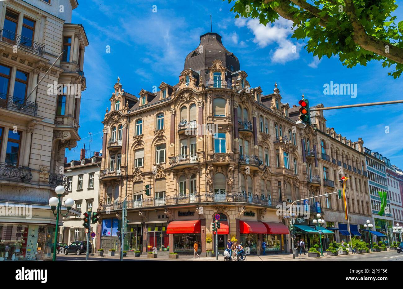 Toller Blick auf die Kreuzung zwischen Wilhelmstraße und Luisenstraße​ in der Innenstadt von Wiesbaden. Die Wilhelmstraße ist eine der... Stockfoto