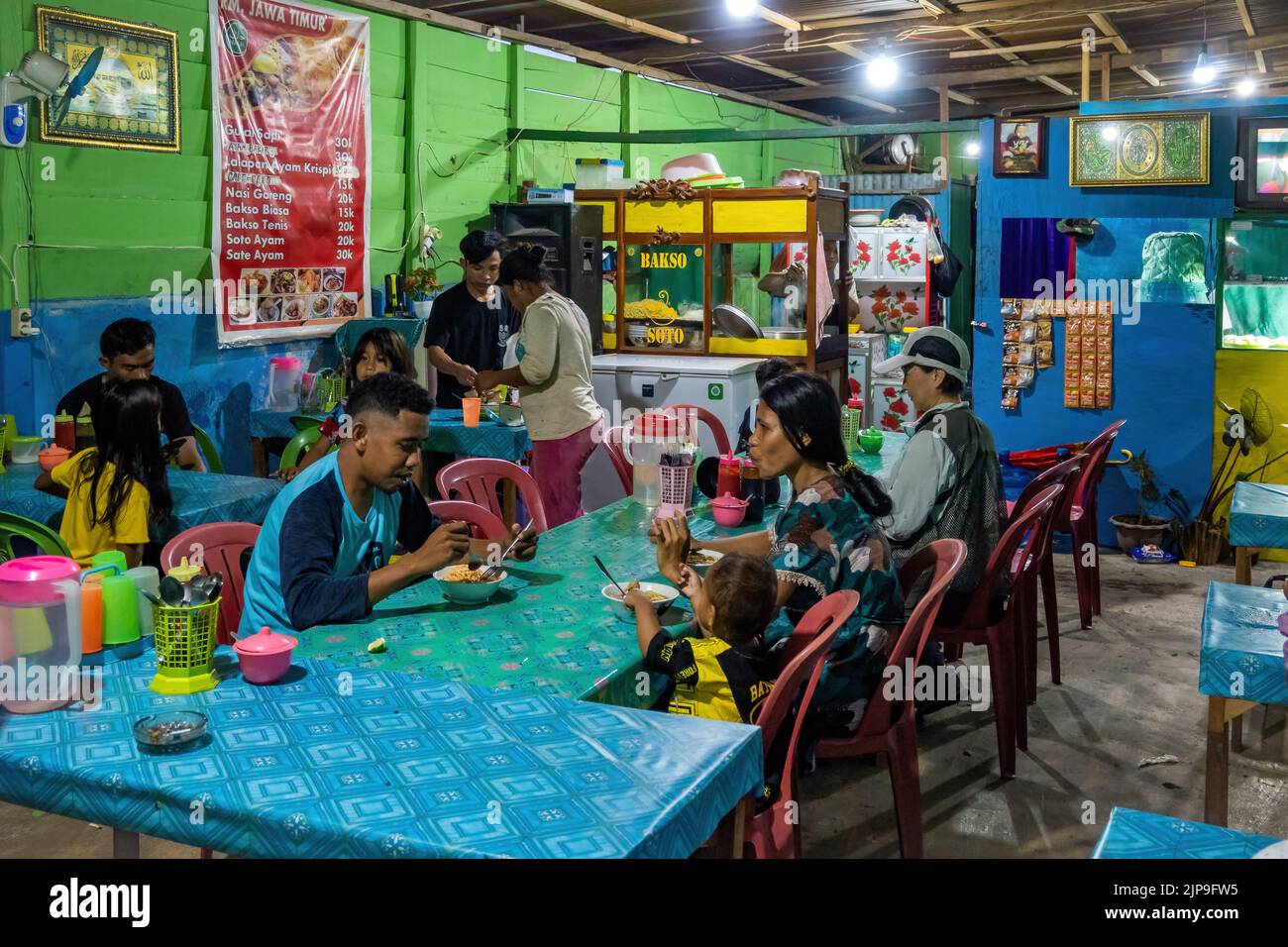 Ein kleines Restaurant an der Straße, das lokale Gerichte serviert. Halmahera, Indonesien. Stockfoto