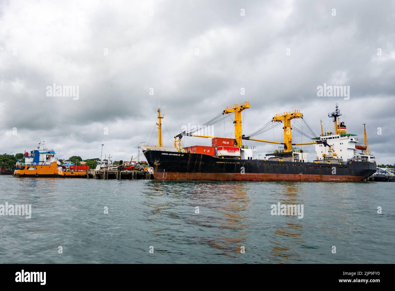 Der geschäftige Hafen der Insel Morotai, Indonesien. Stockfoto