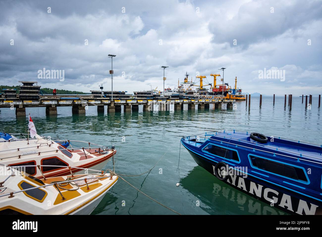 Der geschäftige Hafen der Insel Morotai, Indonesien. Stockfoto