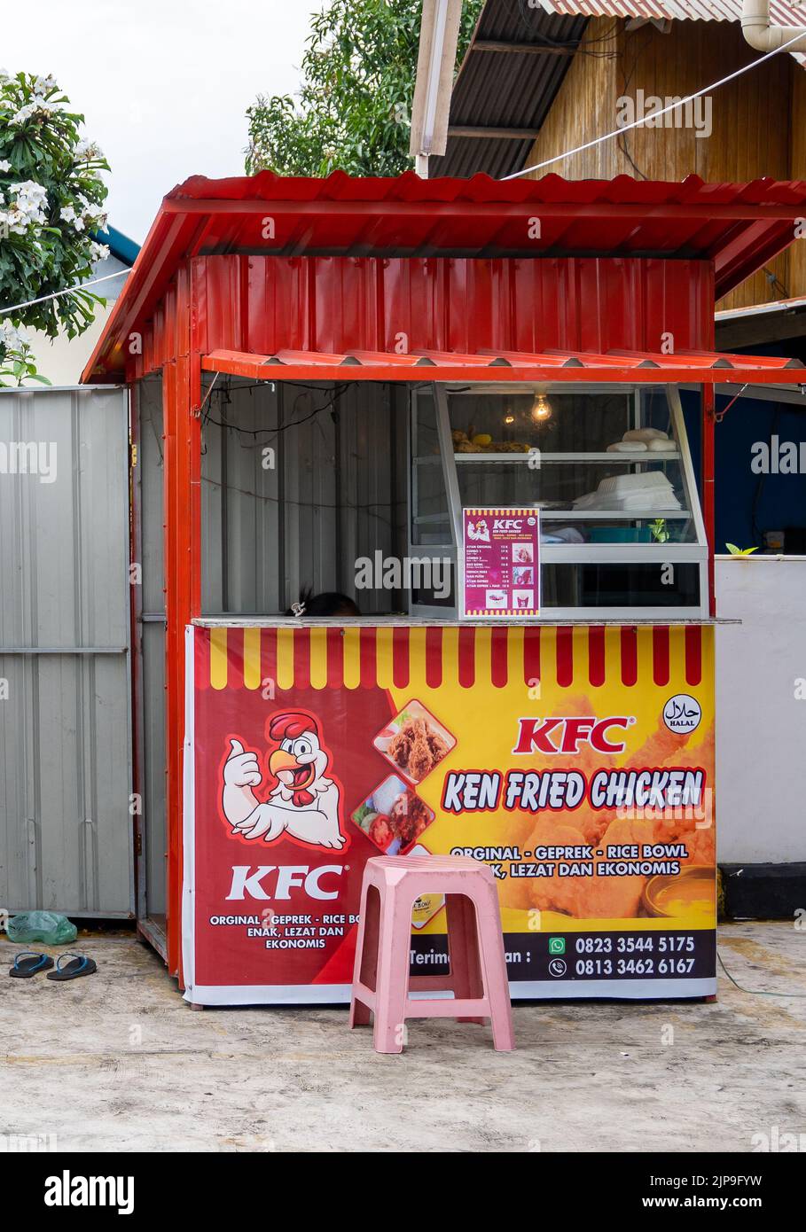 Der andere KFC, ein Imbissstand, der gebratenes Huhn verkauft. Halmahera, Indonesien. Stockfoto