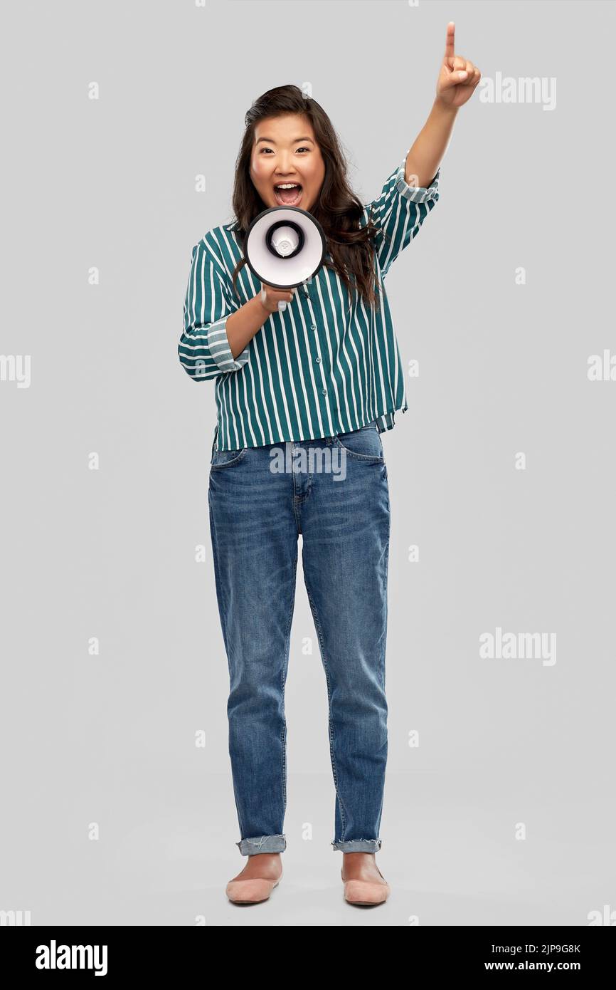 Asiatische Frau sprechen mit Megaphon Stockfoto