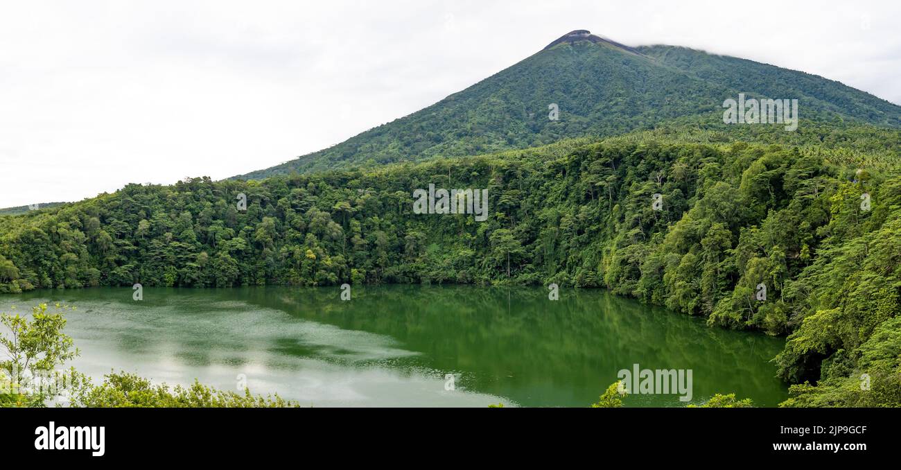 Tolire Lake und Mount Gamalama, ein aktiver Vulkan. Ternate Island, Indonesien. Stockfoto