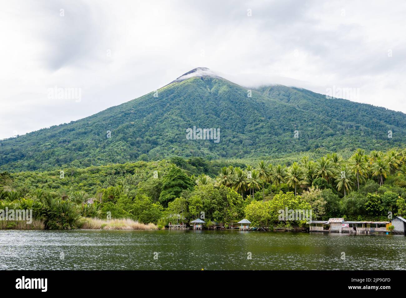 Der Mount Gamalama ist ein aktiver Vulkan. Ternate Island, Indonesien. Stockfoto