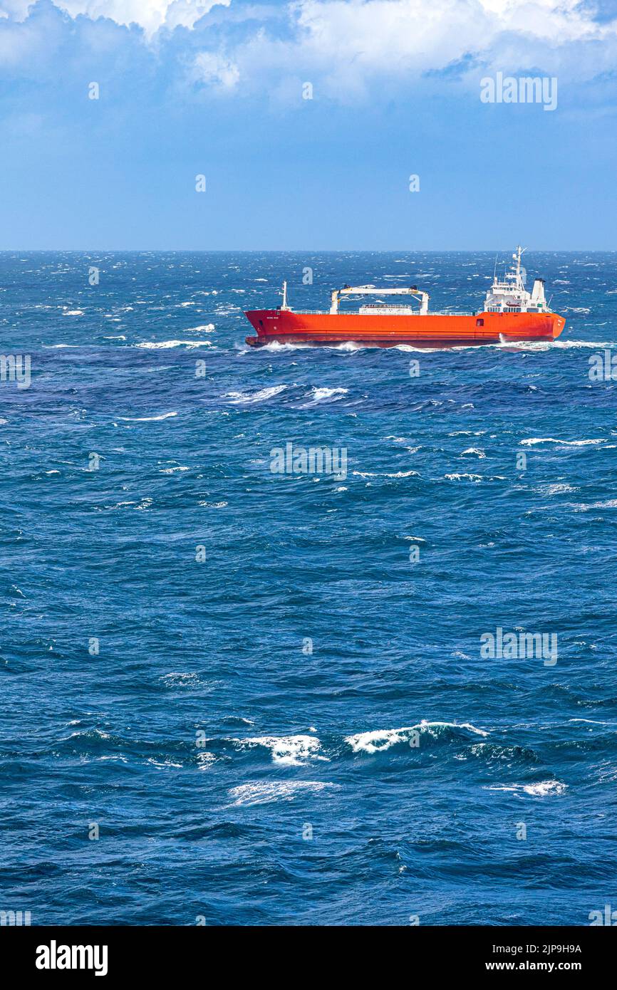 Das gekühlte Frachtschiff Silver Star segelt (und rollt) in rauher See in der Nordsee vor der Küste Dänemarks Stockfoto