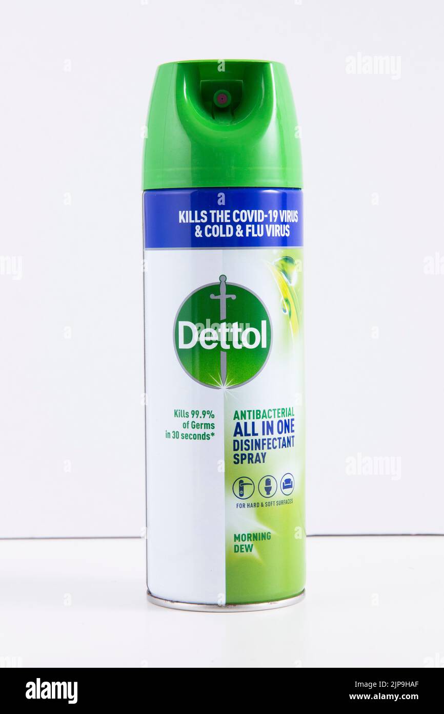 Ein Dettol-Spray vor weißem Hintergrund, das die Hände während des Coronavirus desinfizieren soll Stockfoto