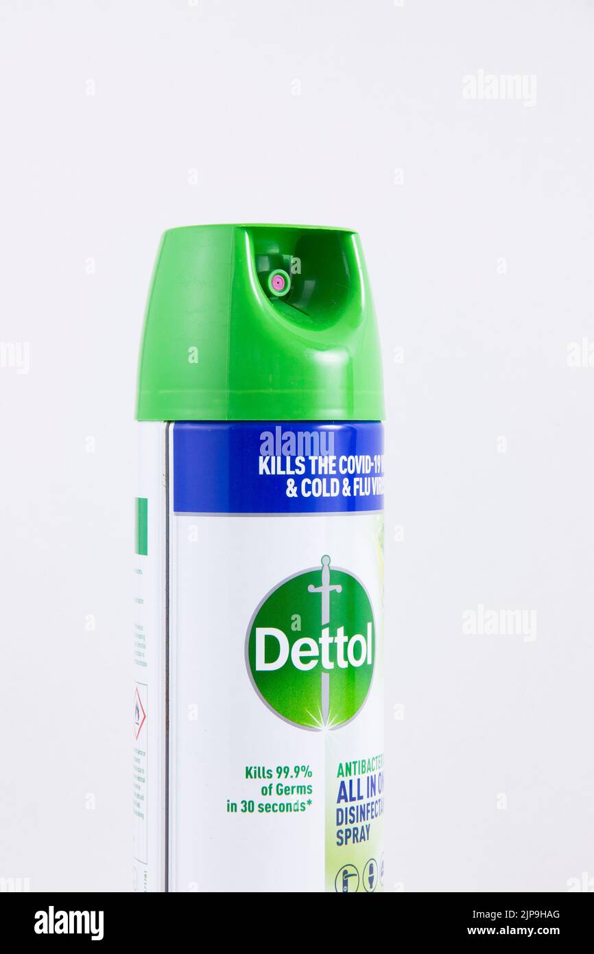 Ein Dettol-Spray vor weißem Hintergrund, das die Hände während des Coronavirus desinfizieren soll Stockfoto