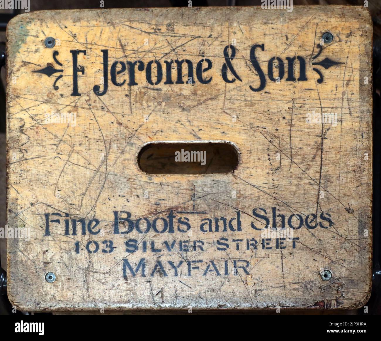 Alte Holzkiste, F Jerome & Sons, feine Stiefel und Schuhe, 103 Silver Street, Mayfair, London, England, UK Stockfoto