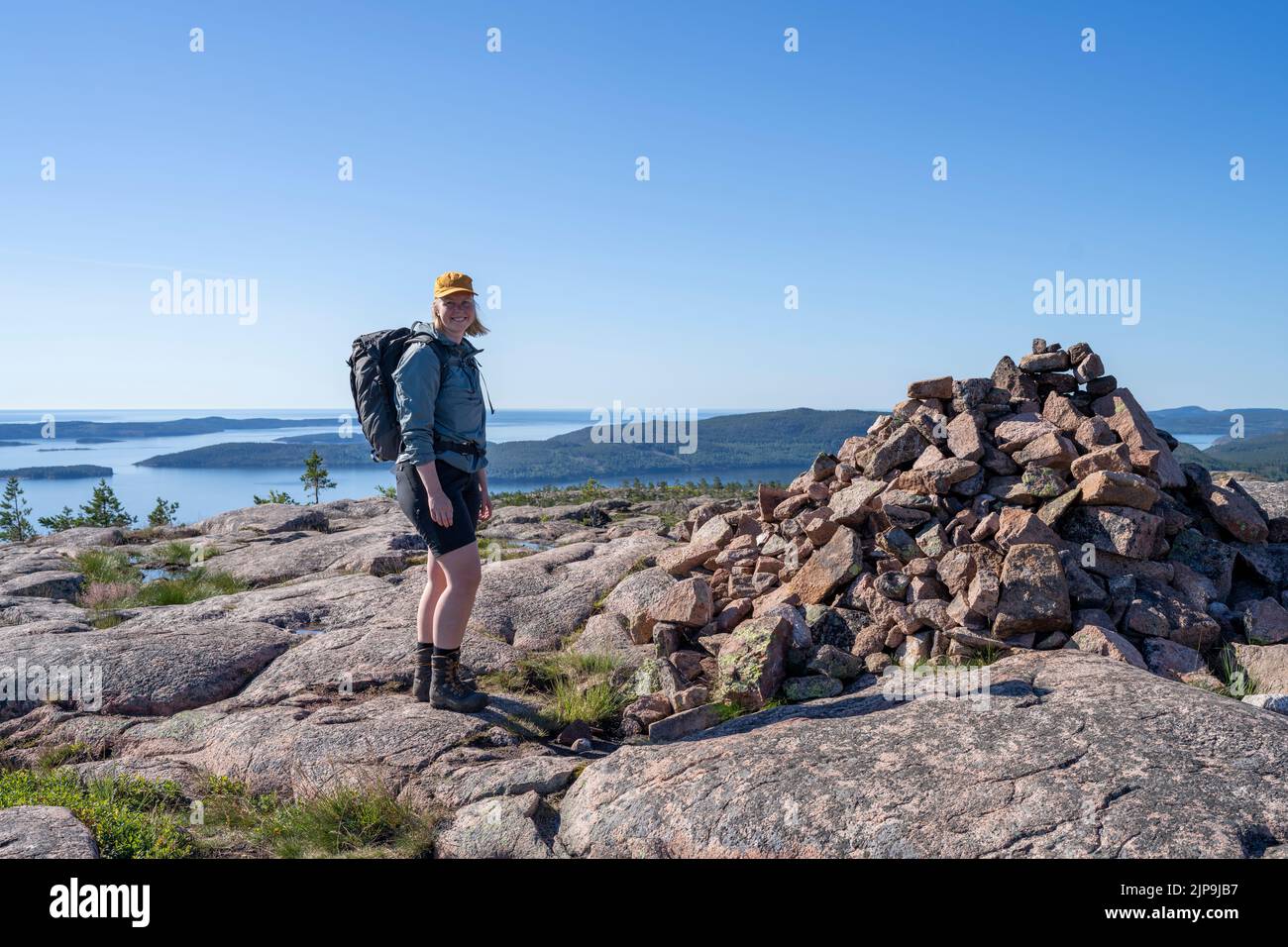 Kaukasische Outdoor aktive junge Erwachsene Frau am Mountain Summit im Park. Stockfoto