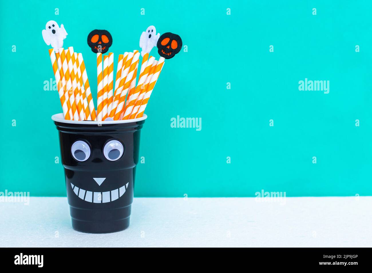 Lustige gestreifte Trinkhalme für Halloween-Party Stockfoto