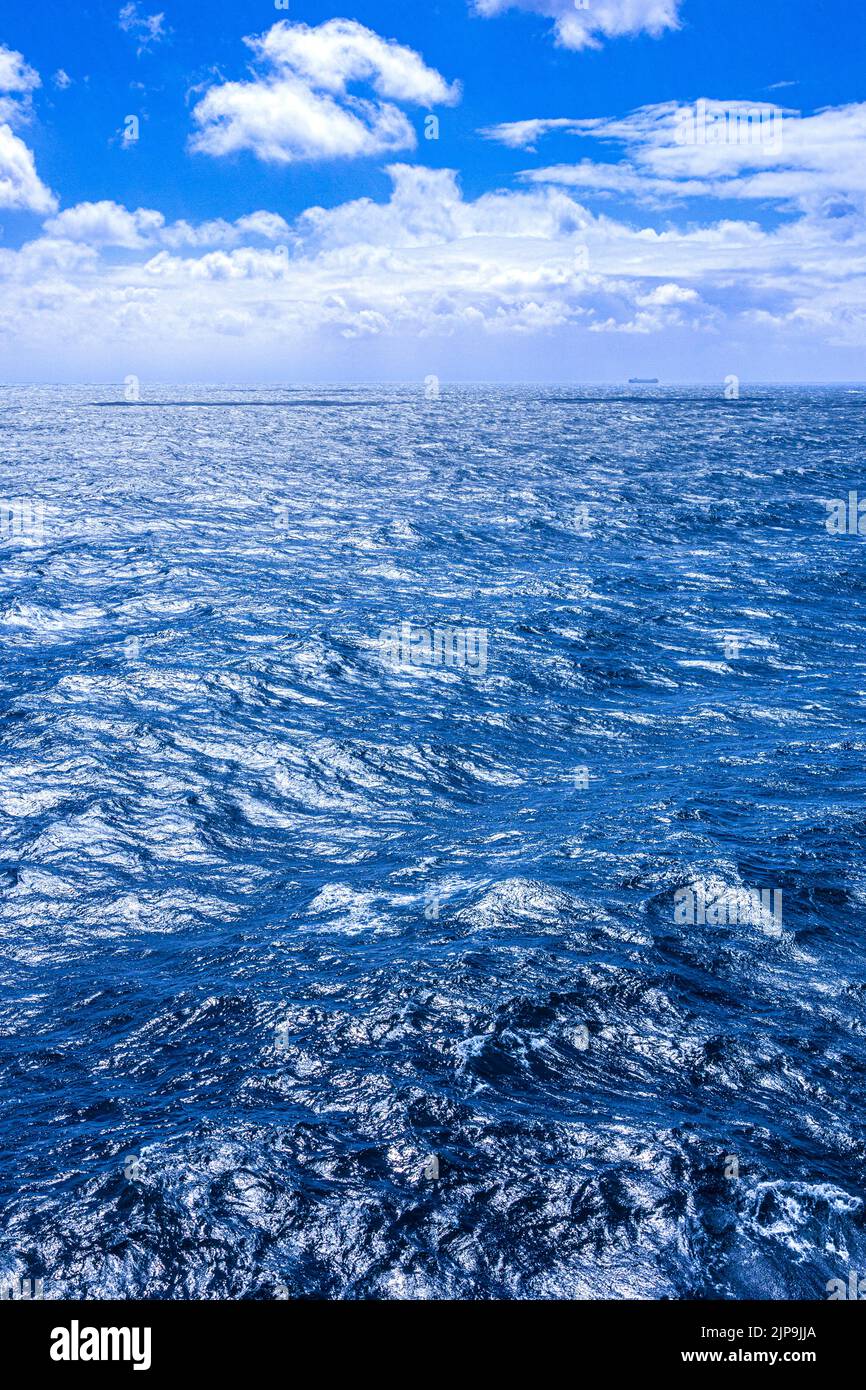 Wolkenlandschaft über unruhigen Meeren in der Nordsee vor der dänischen Küste Stockfoto