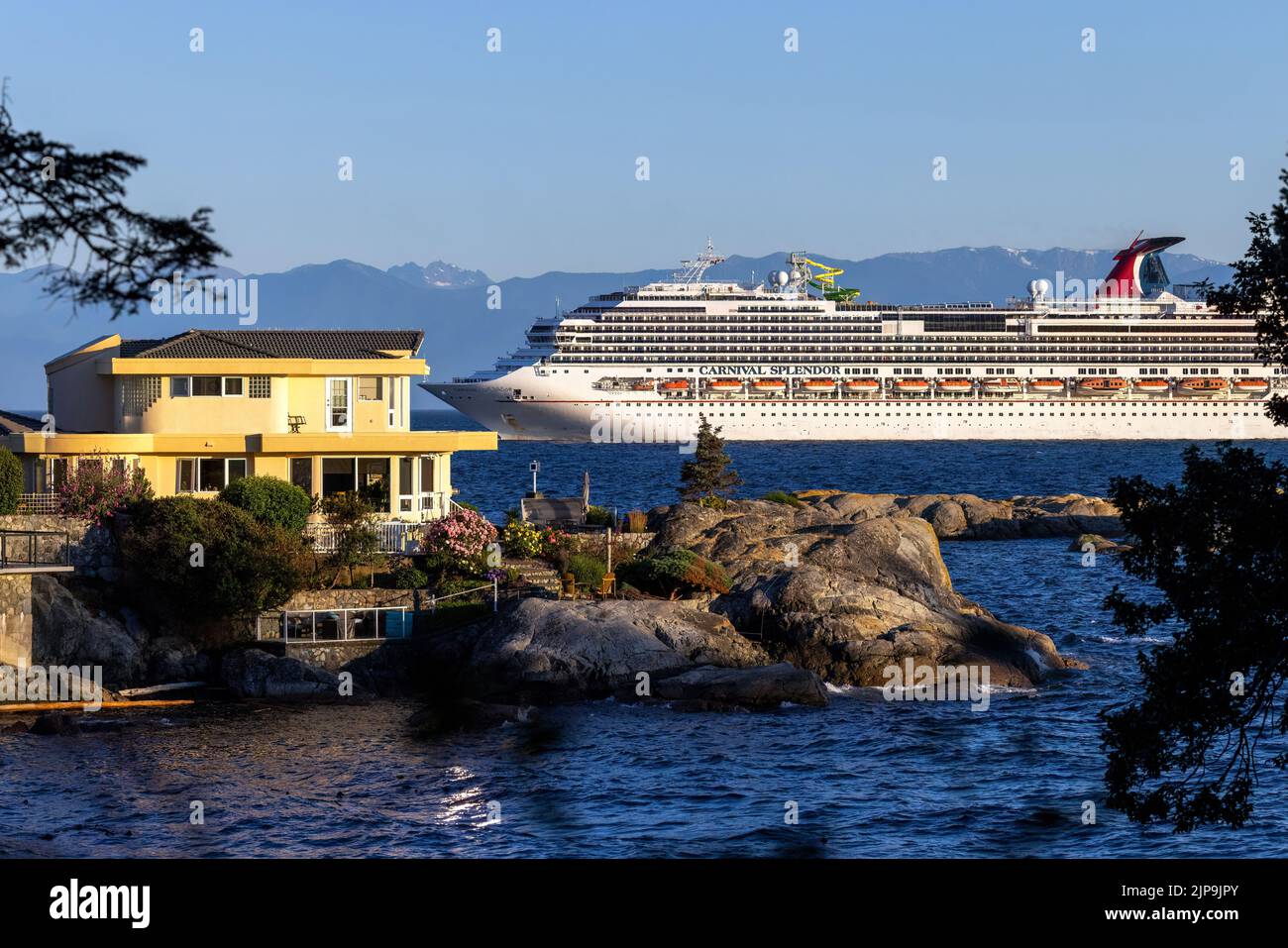 Carnival Splendor Kreuzfahrt Schiff in Richtung Hafen in Victoria, Vancouver Island, British Columbia, Kanada Stockfoto