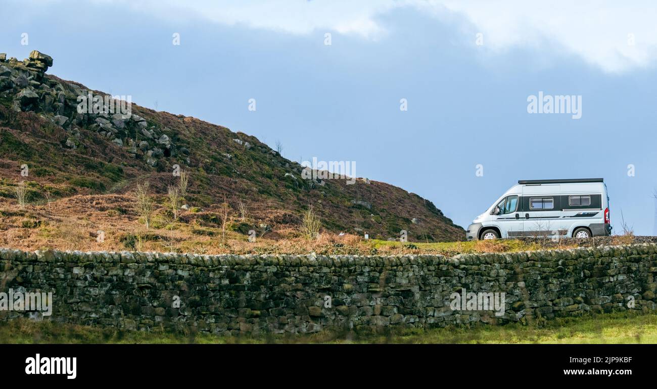 Panel van Campervan Autocruise Jazz geparkt auf Ilkley Moor, unter dem Pancake Stone, West Yorkshire, England, Großbritannien Stockfoto
