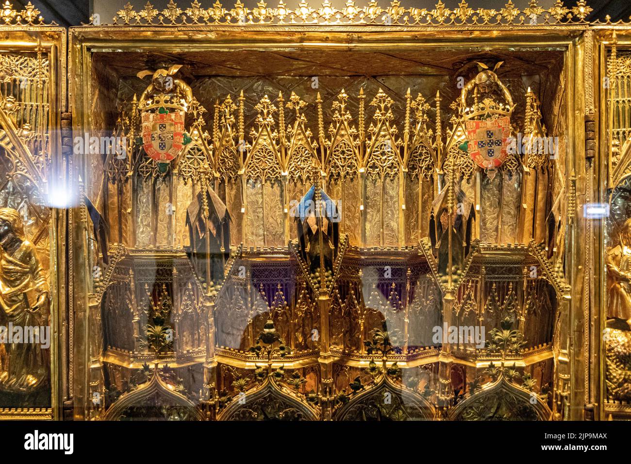 Guimaraes, Portugal. Das Triptychon der Geburt, ein tragbares Altarbild aus vergoldetem Holz und Emaille-Ornamenten Stockfoto