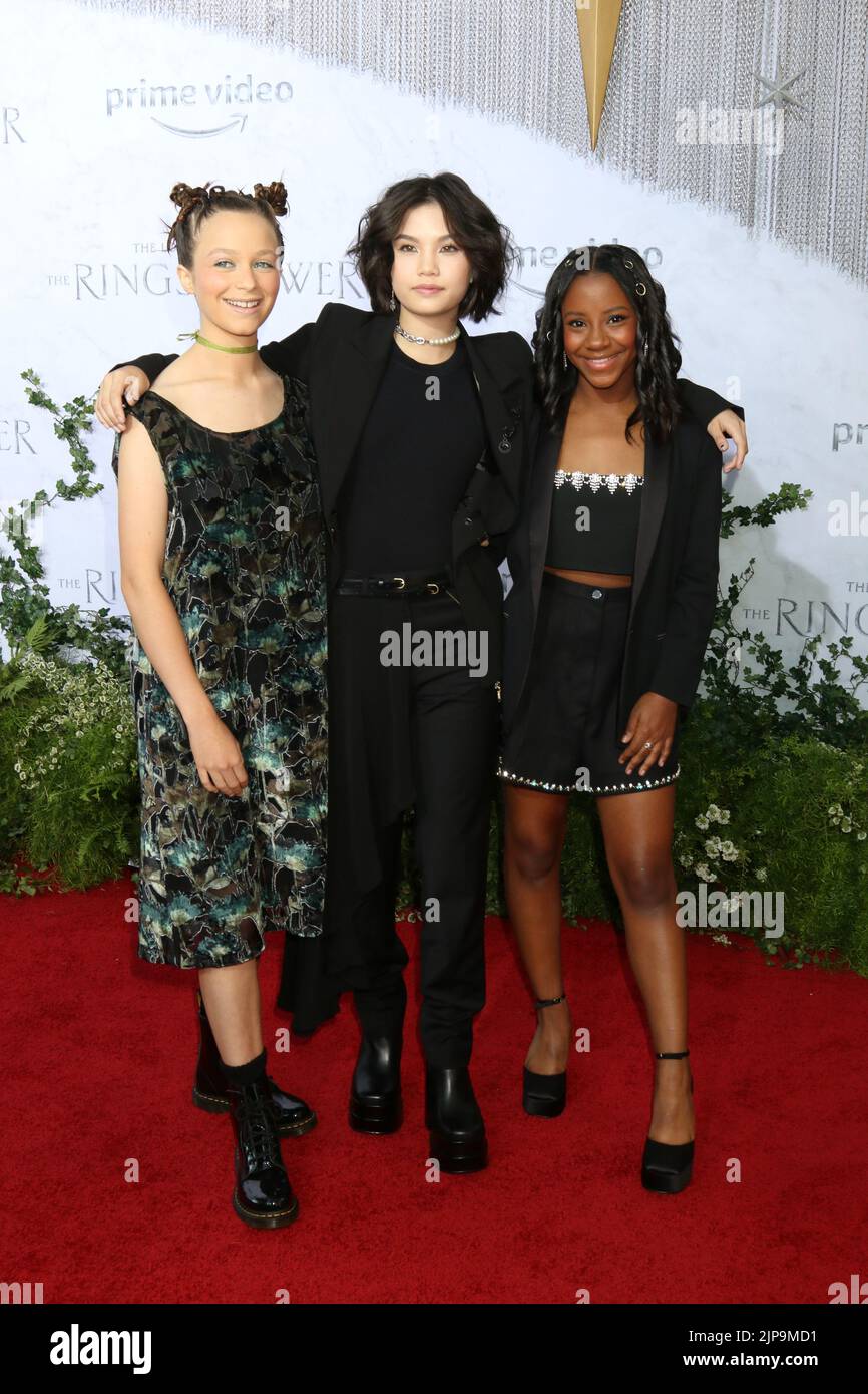 LOS ANGELES - AUG 15: Sofia Rosinsky, Riley Lai Nelet, Camryn Jones bei der Premiere von The Herr der Ringe: The Rings of Power in den Culver Studios am 15. August 2022 in Culver City, CA Stockfoto