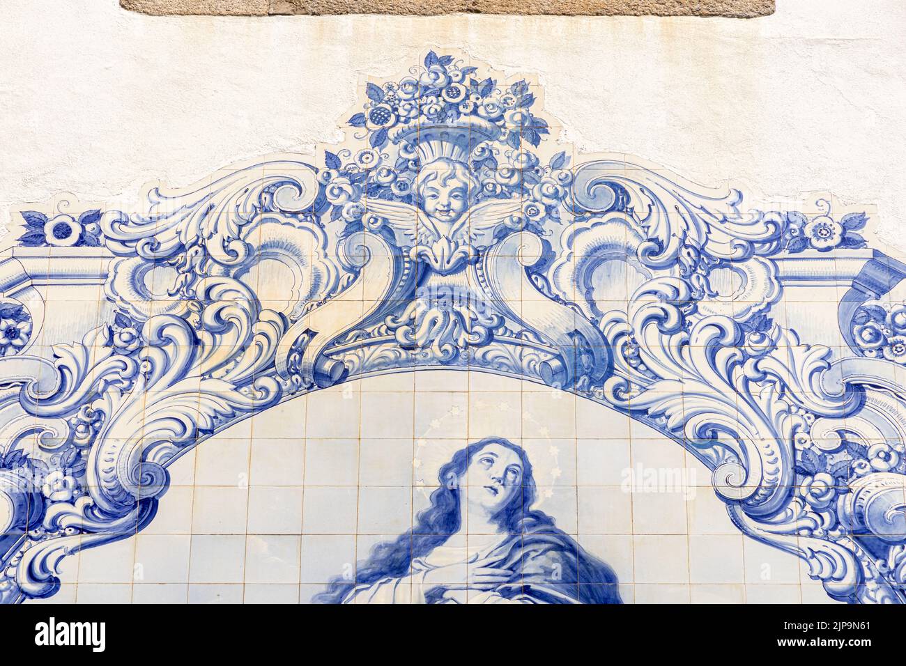 Guimaraes, Portugal. Convento do Carmo (Kloster unserer Lieben Frau vom Berg Karmel). Azulejo (Zinnglasierte Keramikfliesen) der Unbefleckten Empfängnis Mariens Stockfoto