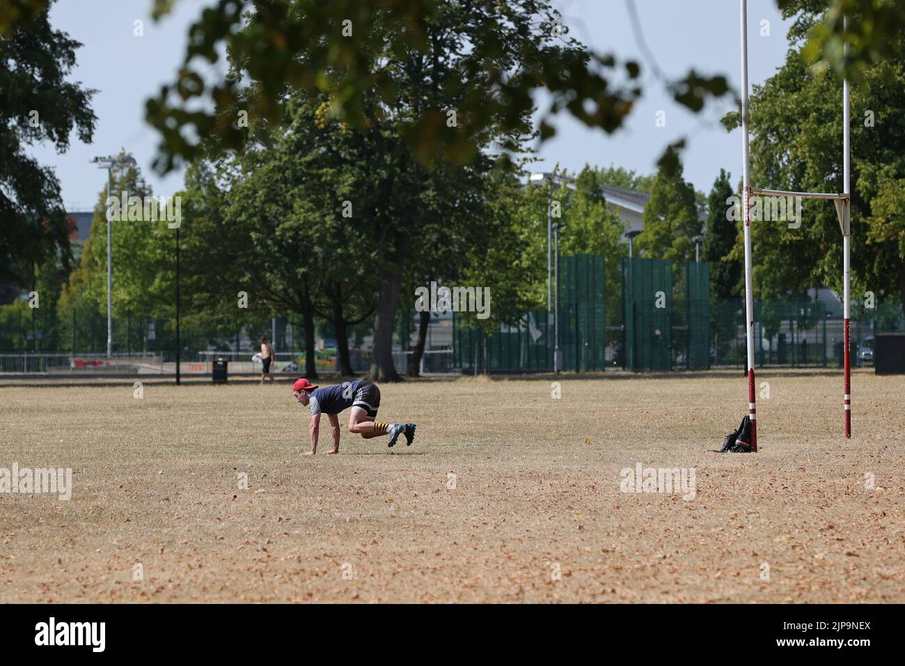 Ein Mann trainiert allein auf verbrannten Gräsern aufgrund der UKÕs-Dürre während eines Weltcupmatches im Victoria Park, Leicester. (Kredit: James Holyoak) Stockfoto