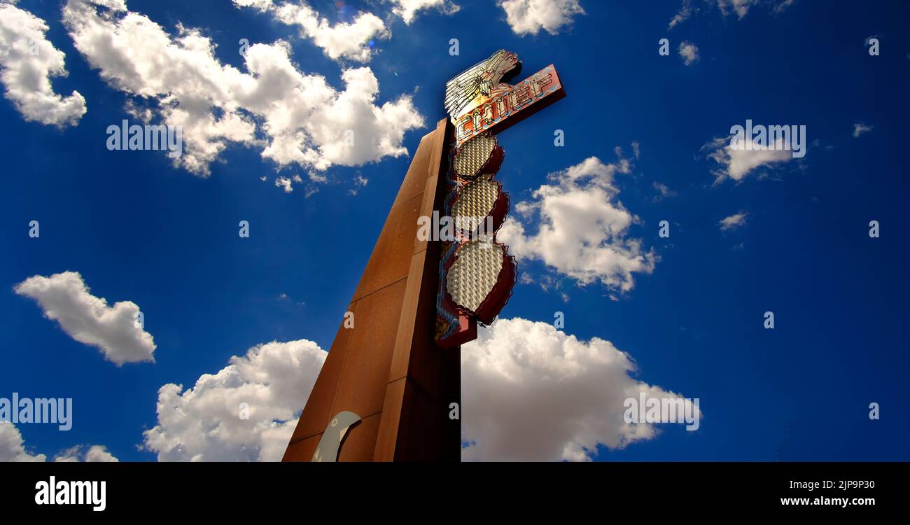 Chief Theatre Schild mit blauem Himmel und weißen Wolken Theater Unterhaltung Stockfoto