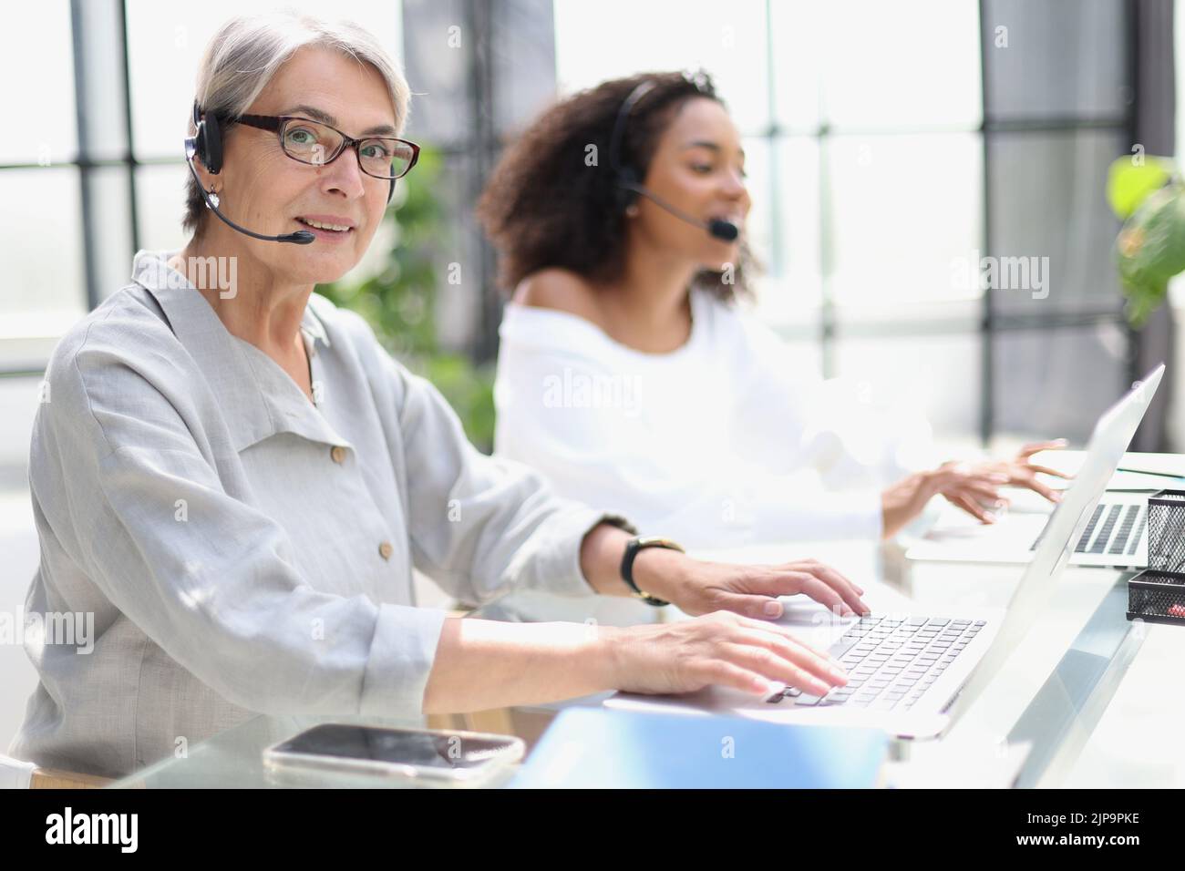 Agent der Bedienperson mit Headsets, die in einem Callcenter arbeiten. Stockfoto
