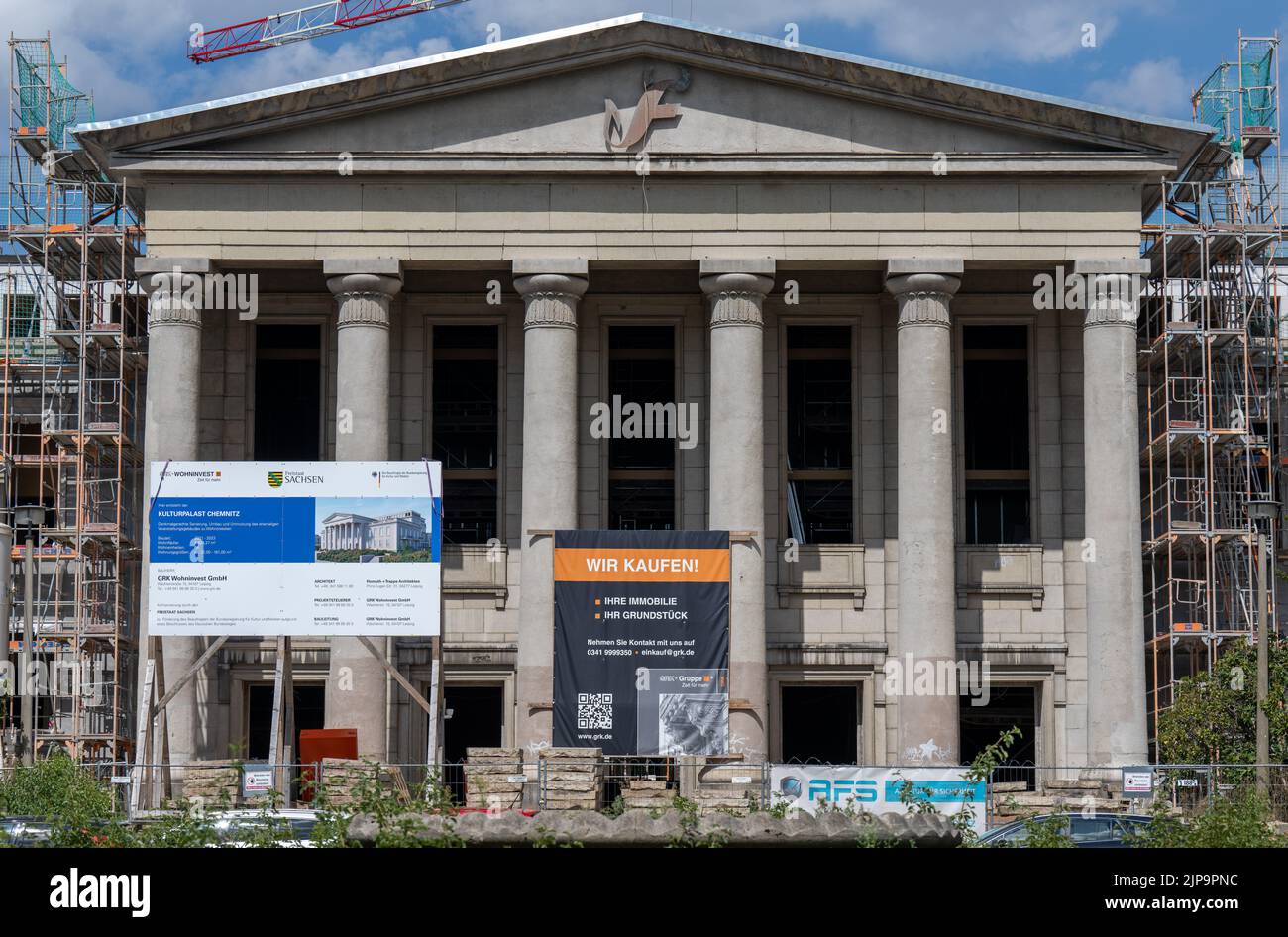 16. August 2022, Sachsen, Chemnitz: Am ehemaligen Kulturpalast in Chemnitz laufen die Bauarbeiten. Das Kulturdenkmal wird bis zum Sommer 2024 zu einem Preis von 25 Millionen Euro renoviert. Das Leipziger Bauunternehmen GRK Immobilien baut in dem Gebäude 64 Wohnungen mit rund 5700 Quadratmetern. GRK ist auf die Renovierung denkmalgeschützter Gebäude spezialisiert und erwarb 2018 das neoklassizistische monumentale Gebäude. Der Kulturpalast in Rabenstein gilt als der erste seiner Art in der DDR. Es wurde im Auftrag des Uranbergbauunternehmens Wismut errichtet und in eingeweiht Stockfoto