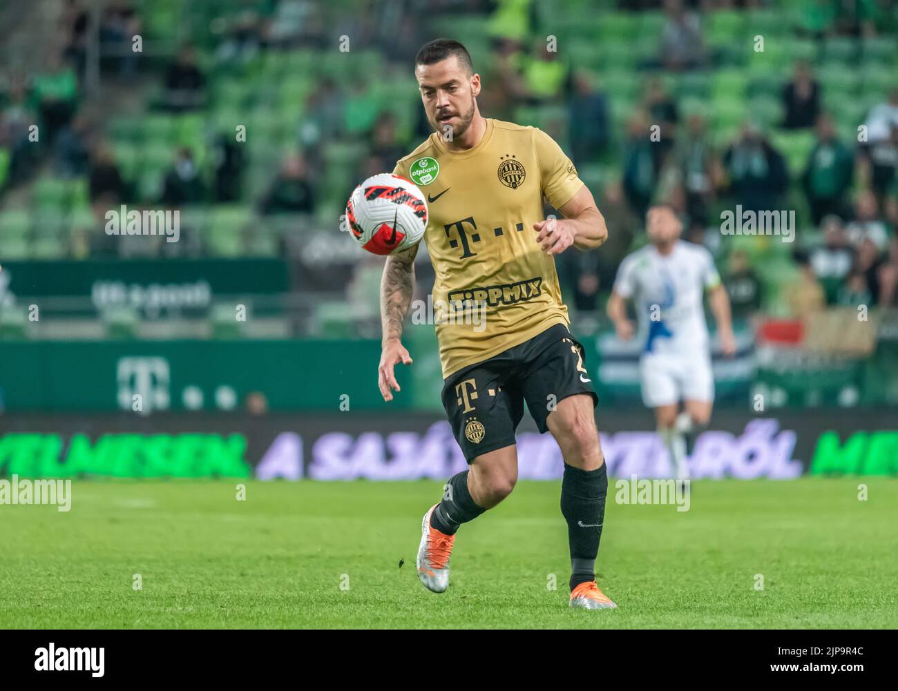 Budapest, Ungarn – 4. Mai 2022. Ferencvaros-Verteidiger Endre Botka im Einsatz während des ungarischen OTP Bank Liga Gameweek 31-Spiels Ferencvaros gegen Zalaegersz Stockfoto