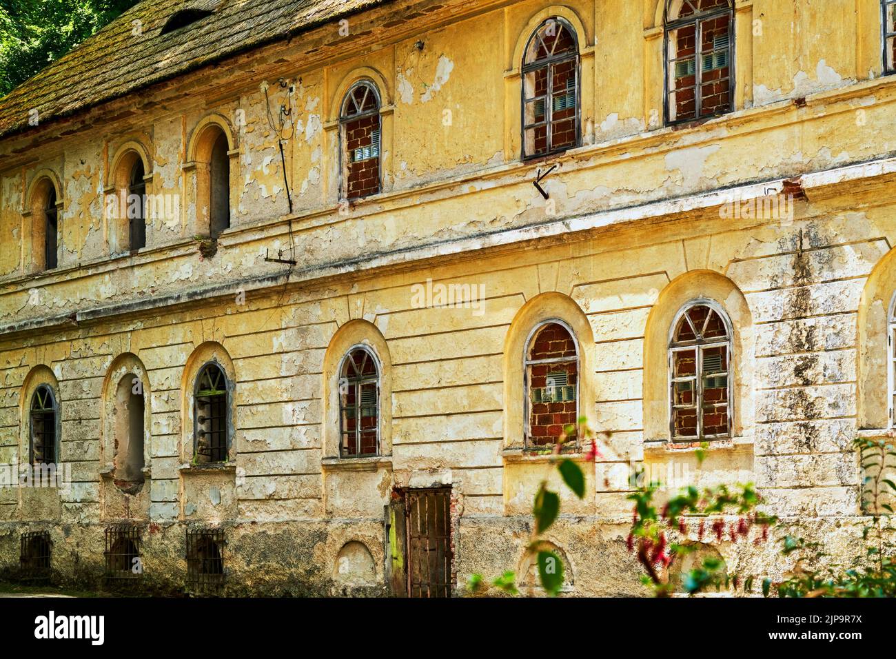 Mariánské Lázně, Tschechische Republik, 30. Juni 2022: Vernachlässigtes verlassene, renovierungsbedürftige Nebengebäude hinter dem prächtigen Schloss Metternich in Czec Stockfoto